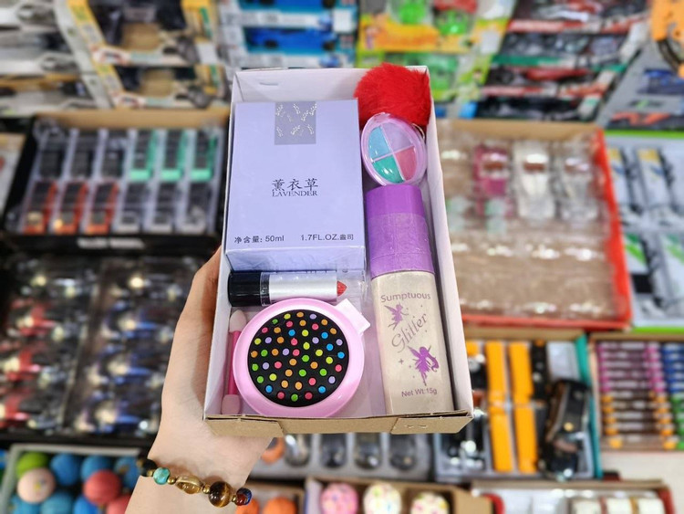 کیف ارایشی دو مدل به همراه لوازم مانند عطر و رژ لب و گچ مو و اتو مو و آینه و شانه
