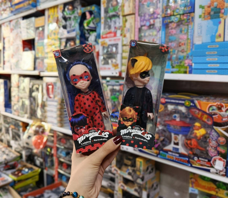عروسک دختر کفشدوزکی و گربه سیاه